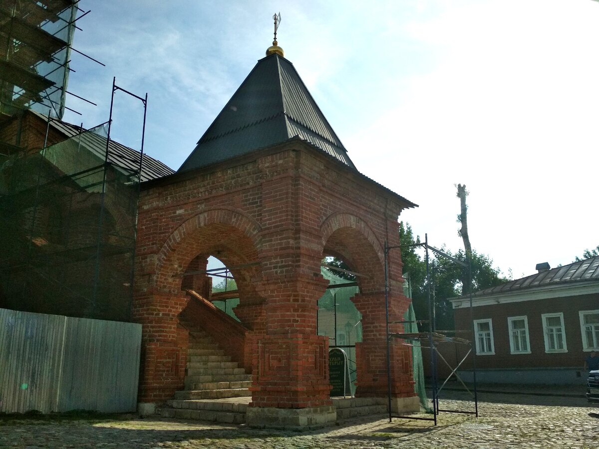 Вход в Успенский храм (действующий.). Все фото из личного архива