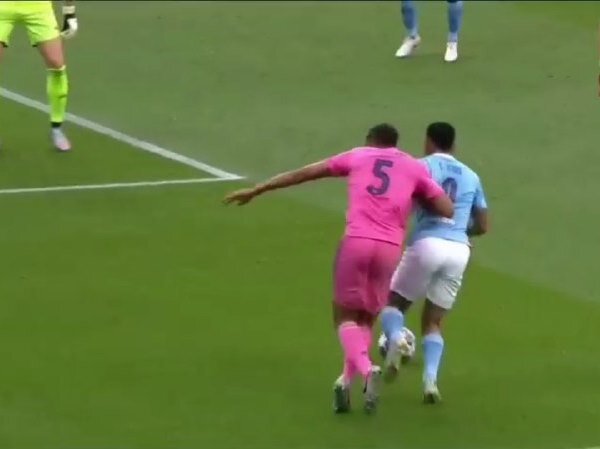 "Реал" - в розовой форме, "Сити" - в  голубой. Не перепутайте!