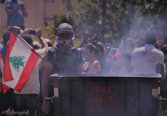 Многие ливанцы обвиняют политическую элиту в коррупции, пренебрежении и бесхозяйственности