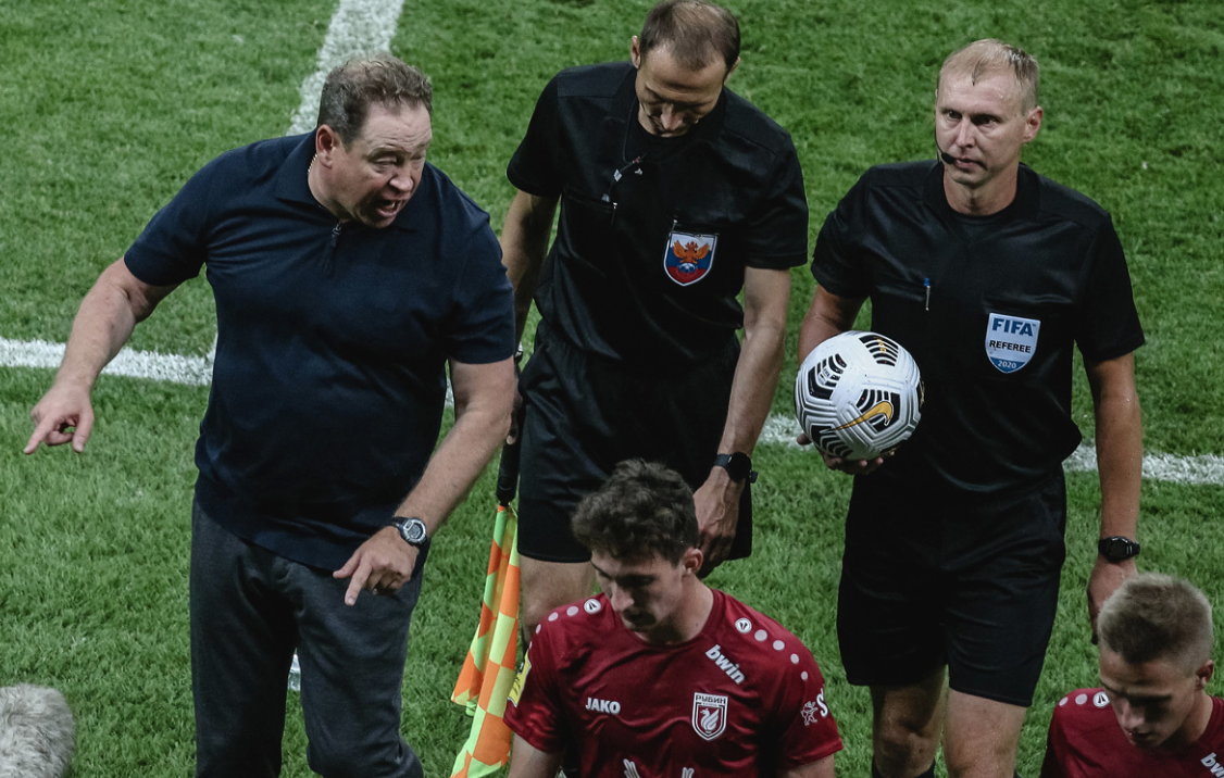 Леонид Слуцкий (слева) прессингует Сергея Иванова (справа). Фото Сергея Елагина/БИЗНЕС Online