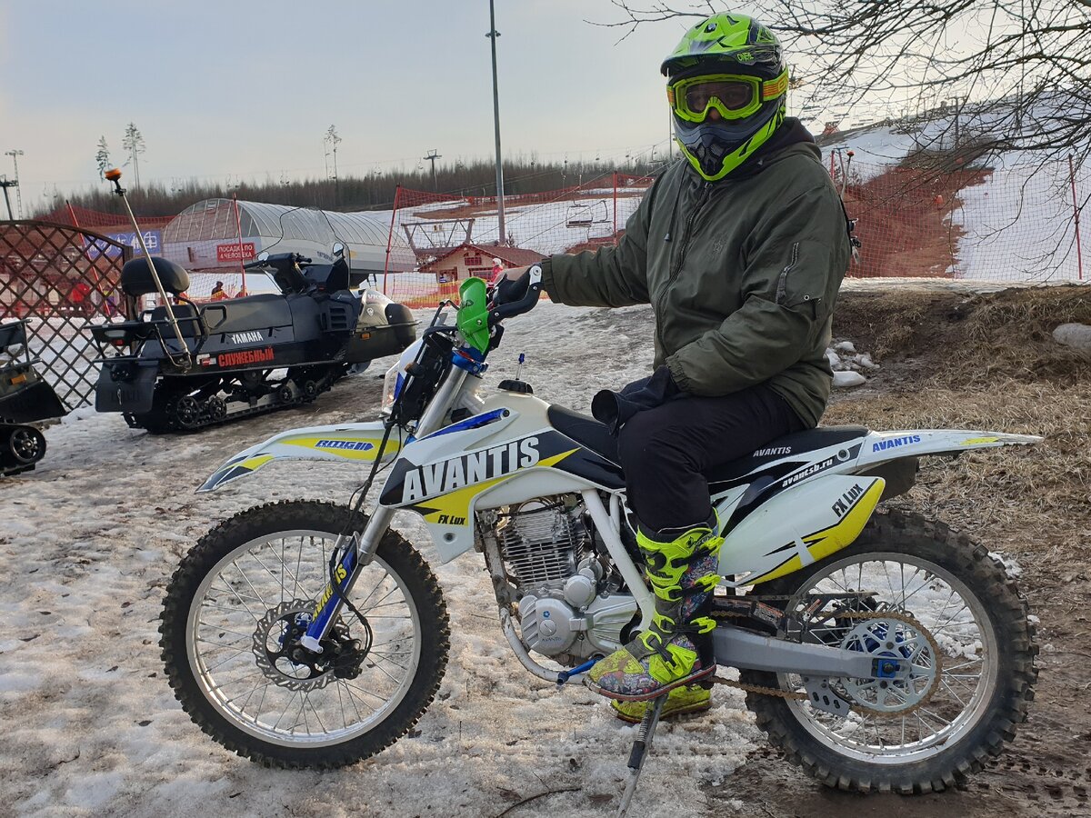 Я порылся в своих фотках. Везде где я есть на мотоцикле, я опираюсь правой ногой