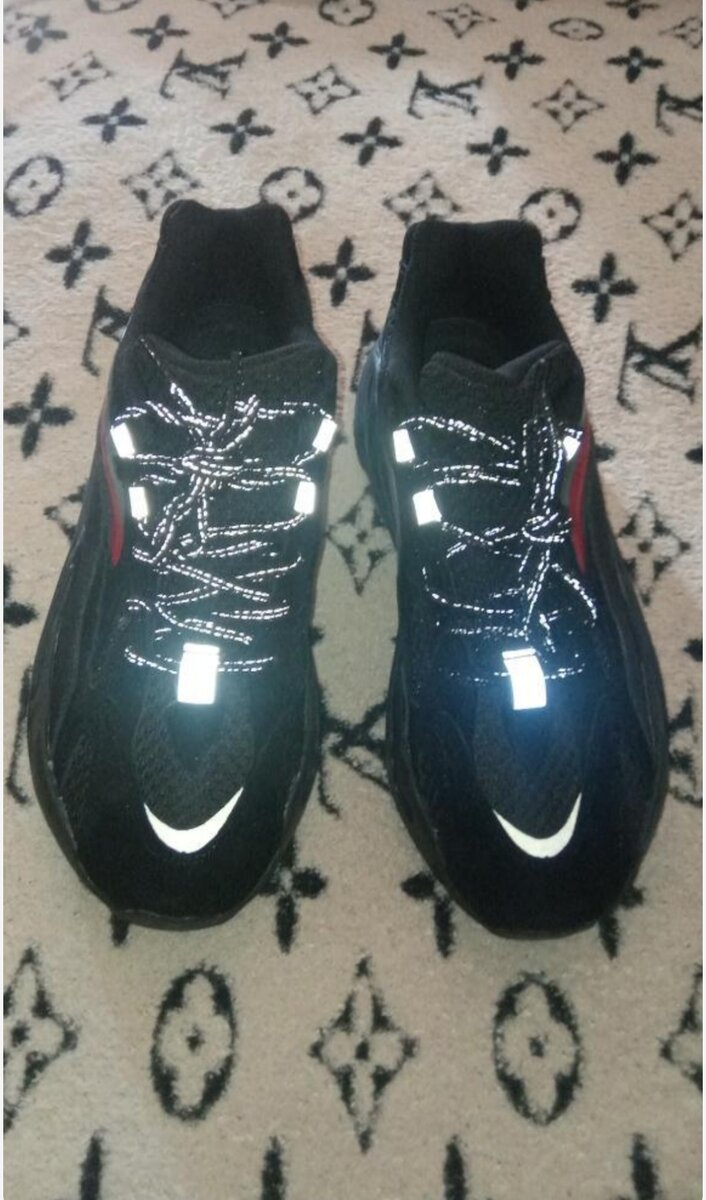 Кросовки имеют рефлективные вставки и шнурки,имеют массивную резиновую подошву, выполнены в сочетании  замши, кожи, нейлона и нубука.На вид они очень красочные, имеют множество разных цветов и выпускаются ограниченым тиражём. Данная пара ,это совместный релиз adidas и популярного репера Канье Уэста. Кроссовки очень комфортные, выполнены по технологии BOOST™