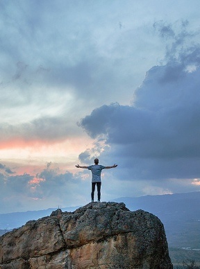 1. Прекрати думать о себе плохо! Ты – уникальная личность, сомневаясь и не веря в себя, ты оскорбляешь ту великую силу, которая привела тебя в этот прекрасный мир. Почаще напоминай себе об этом. 
 
2. То, что думают о тебе другие – это их дело! Если человек не добился успеха в той области, в которой судит о тебе, значит, его мнение ничего не стоит. Развивающиеся люди следят за успешными людьми и моделируют их. У них нет времени на осуждение. Осуждение других – удел неудачников, которые топчутся на месте и боятся действовать. Разве тебе интересно мнение неудачников? 
 
3. Осознай, что ты делаешь! Кто ты, где ты находишься и чем ты именно сейчас занимаешься - эти простые вопросы помогут тебе выйти из инертного состояния бездействия, из-за которого люди постоянно откладывают свои дела на потом. Это состояние не дает нам изменить свое комфортное и привычнее существование, тормозит наше развитие. 
 
4. Нет неудач, есть опыт! Даже если ты столкнешься с проблемами на пути к своей цели, помни, что это всего лишь возможность подкорректировать свой путь, а не причина сойти с дистанции. 
 
5. Просто начни делать! Человеку свойственно сомневаться. Ты никогда не сможешь на 100% предугадать свой путь и избавиться от своих сомнений. Действие – лучшее лекарство от неуверенности и страхов.
