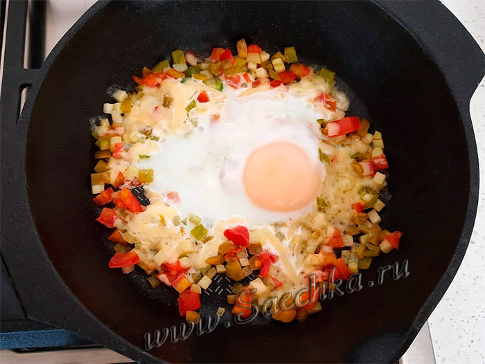 Яичница с сыром и овощами
