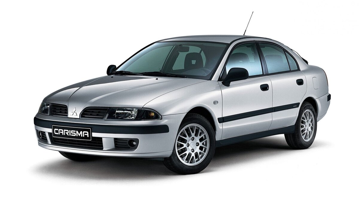 Рассмотрим хорошие варианты автомобилей в бюджете 100.000 рублей.
1. Mitsubishi Carisma
Компактная Carisma 1-го поколения станет отличным выбором за сто тысяч.