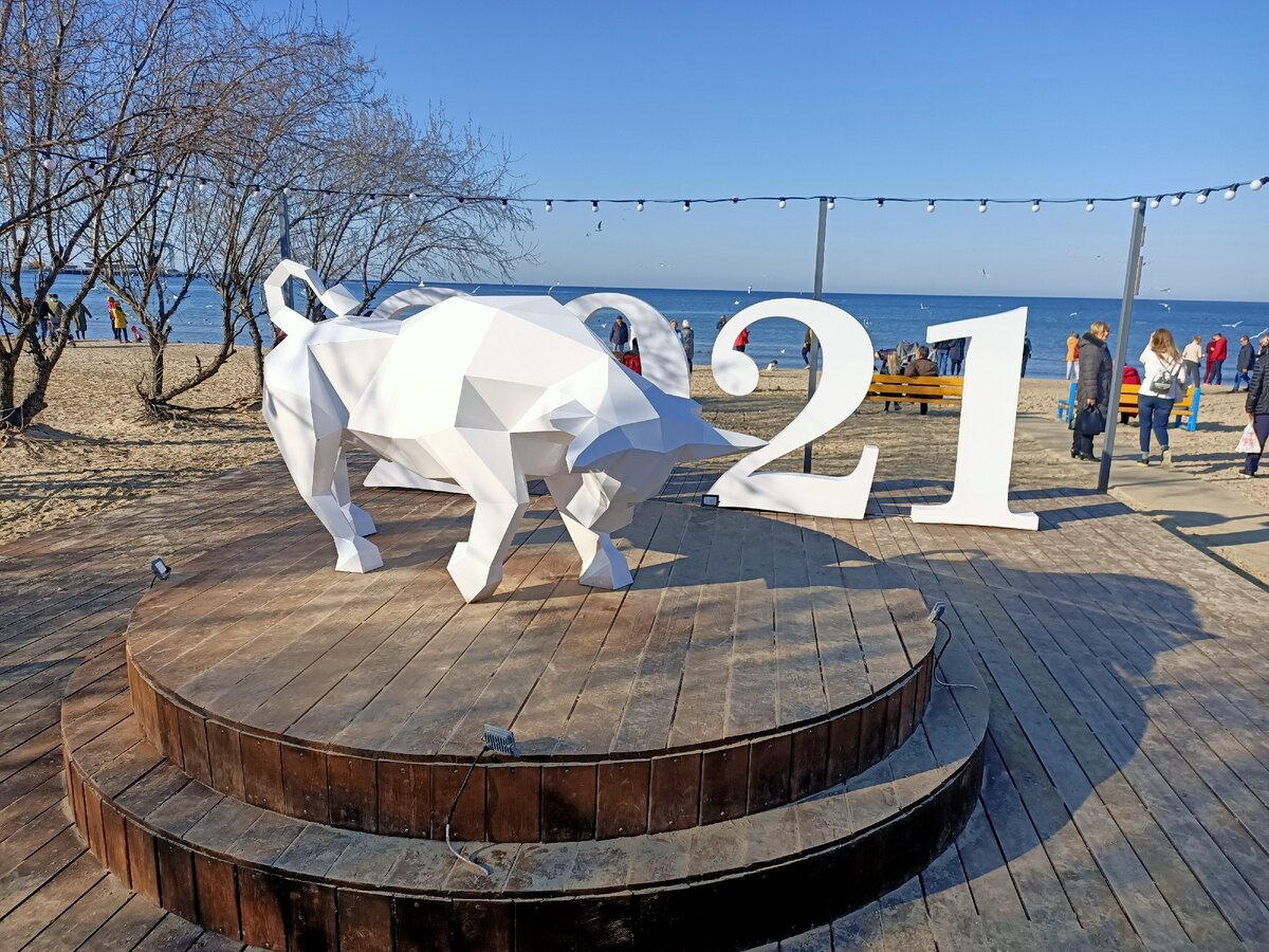 Фотозона на пляже с символом года. Очень симпатично!
