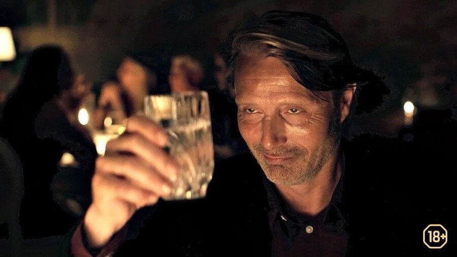 Персонаж Мадса Миккельсена отмечает юбилей коллеги