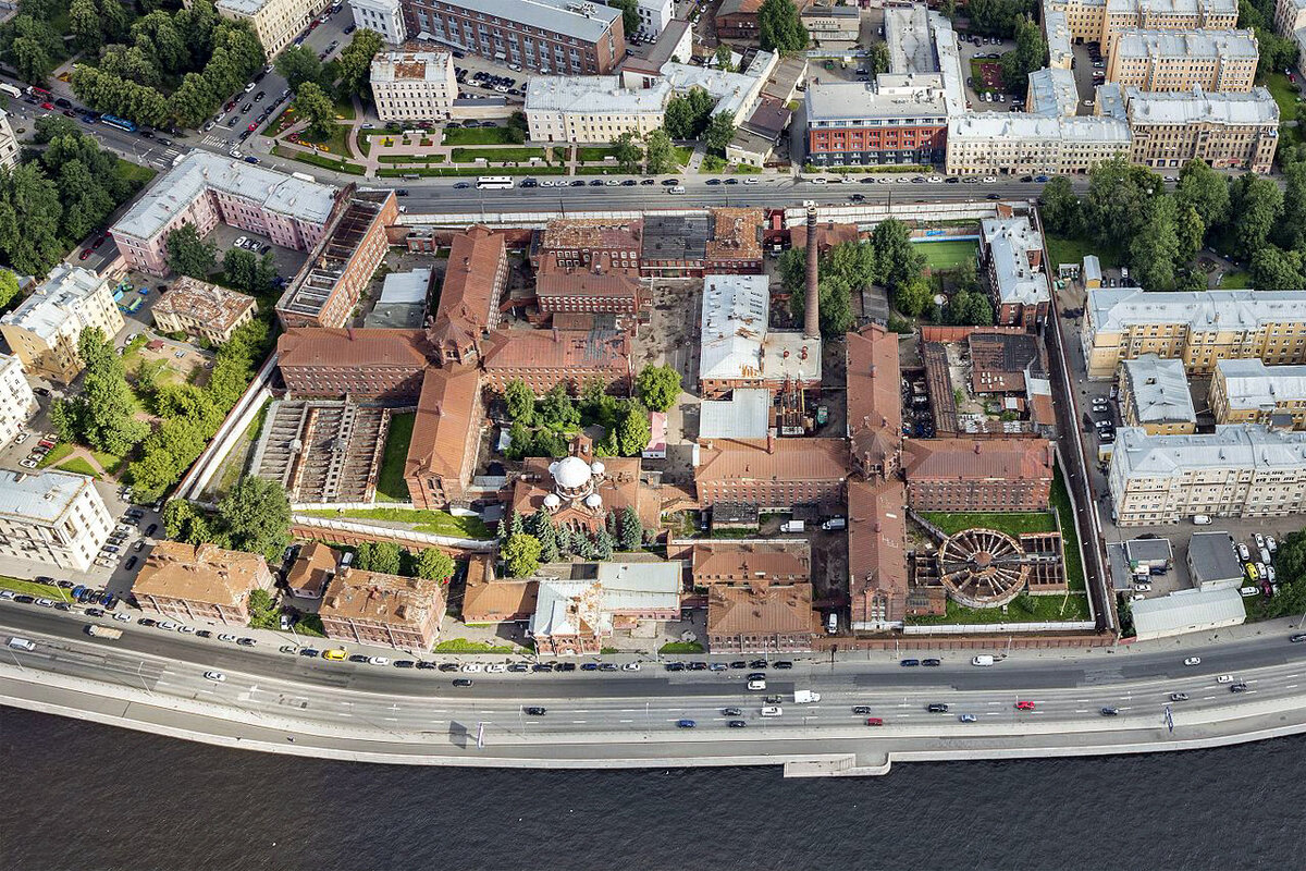 Старые Кресты на Арсенальной набережной Санкт-Петербурга. Фото wikimedia.org