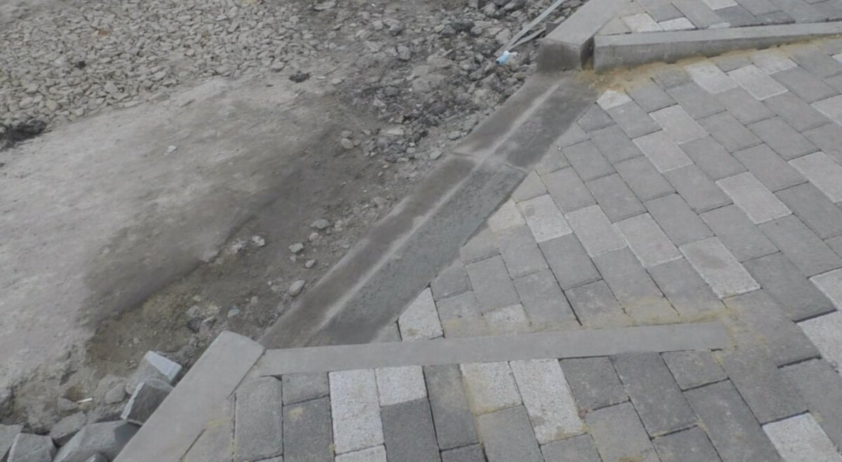 Новый бордюр на ул.Петровской