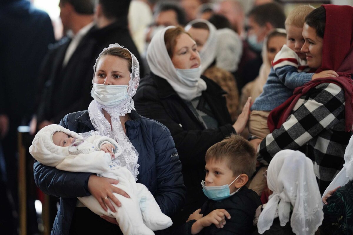 В Храме пророка Божьего Ильи в Москве. Каждый думает о своем… Источник: https://foto.patriarchia.ru/news/patriarshee-sluzhenie-v-prazdnik-rozhdestva-presvyatoy-bogoroditsy-velikoe-osvyashchenie-khrama-proroka-bozhiya-ilii-v-severnom-butove-g-moskvy-2020-09-21/