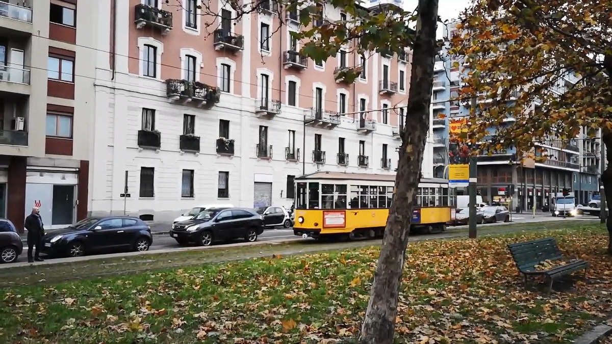 Старый трамвай на улице Милана.
