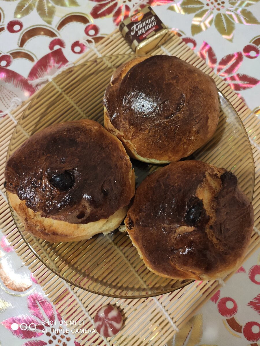 Сдобные булочки с изюмом