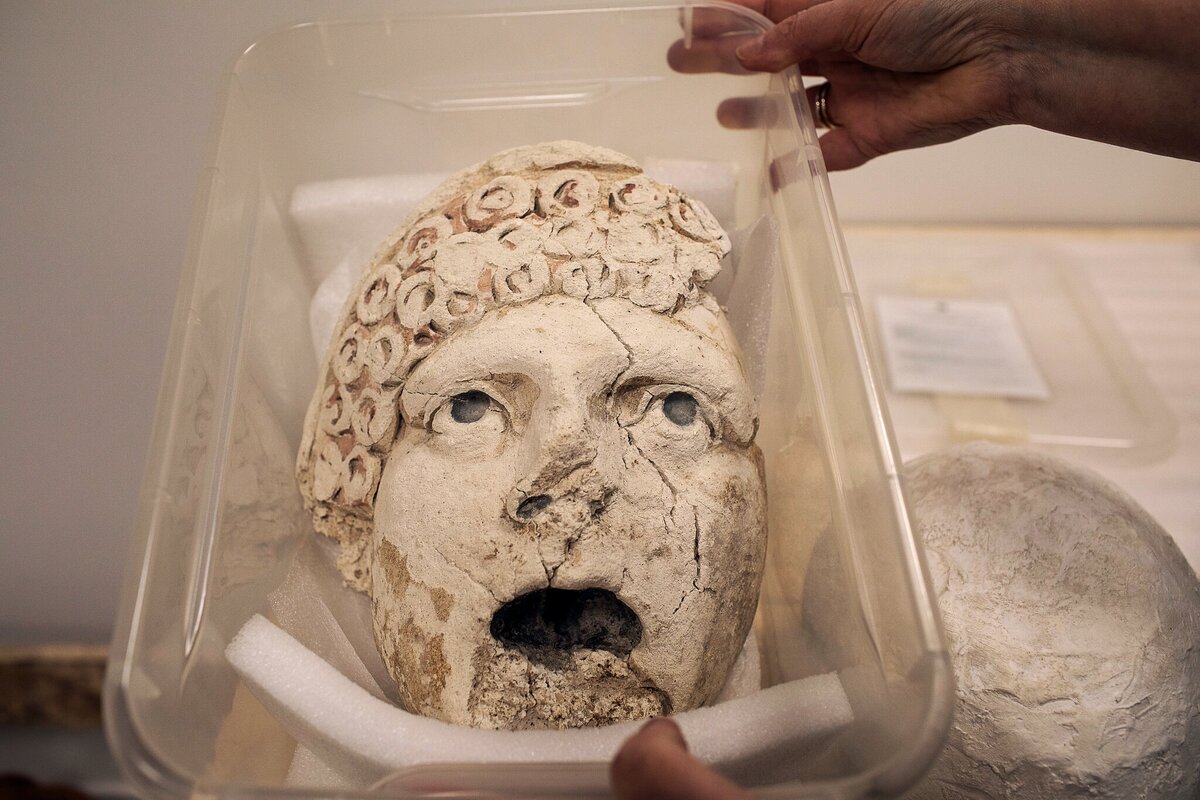 Театральная маска в мраморной пыли, извлеченная из Horti Lamiani, сада удовольствий римского императора Калигулы. ...Надя Шира Коэн