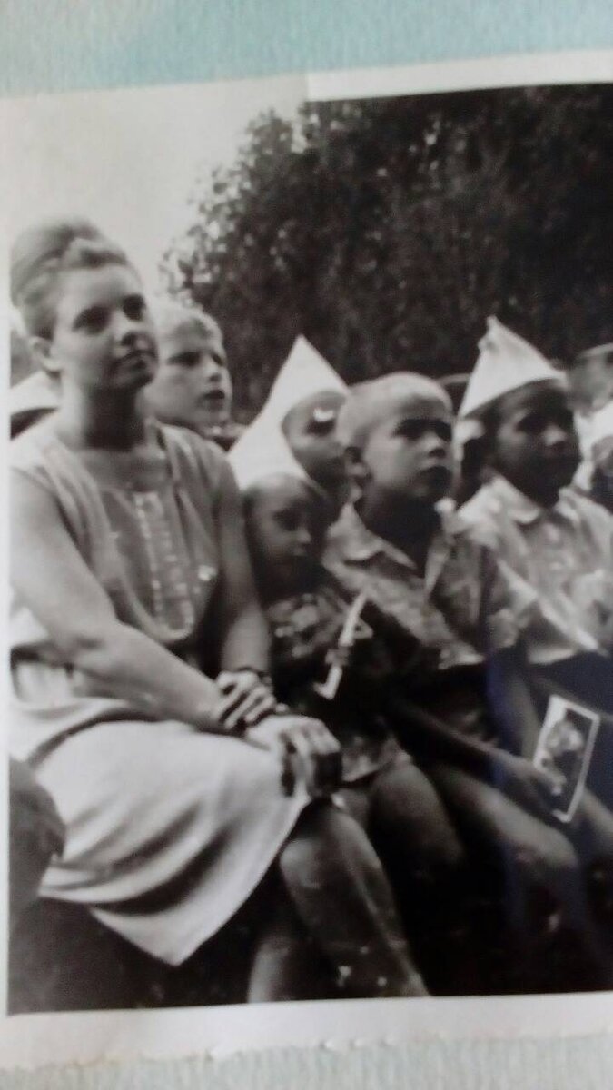 Это моя мама в пионер-лагере в 1965-м году. Слева от неё -я. А на кого, как вы думаете, они так все внимательно смотрят и слушают? Да просто там на сцене мой папа играет на баяне и поёт:) 