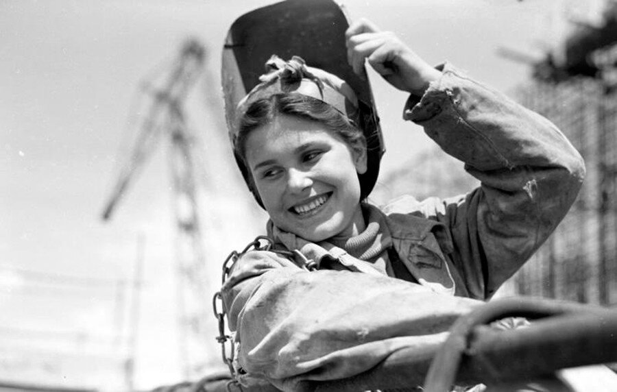 Они строили будущее. Сварщица в Новой Каховке, Украинская ССР, 1950-е