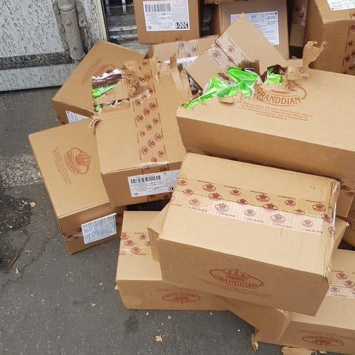 В таком состоянии прибыли коробки конфет из Одессы. Фото: instagram.com/star.shine.shipping/