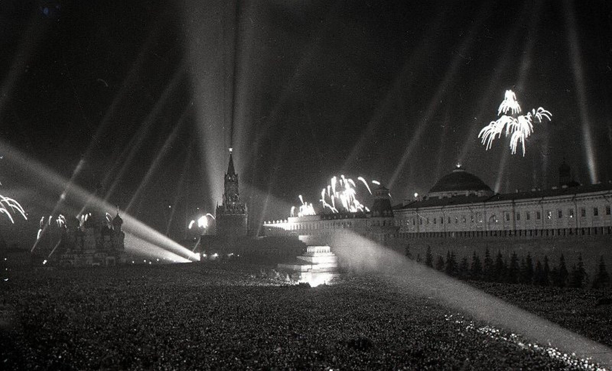 Салют Победы 1945 год. Фото Яндекс.Картинки: https://clck.ru/Spm58