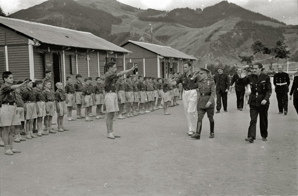 Военные посещают лагерь "Молодежного фронта" в Стране Басков. Фото: https://en.wikipedia.org/wiki/Frente_de_Juventudes#/media/File:Campamento_del_Frente_de_Juventudes_en_Orio.jpg