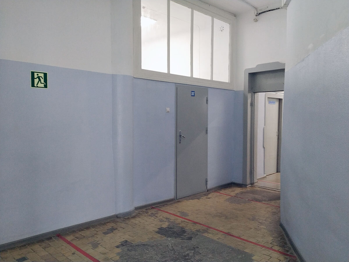 Коридоры детской поликлиники, не перепутайте