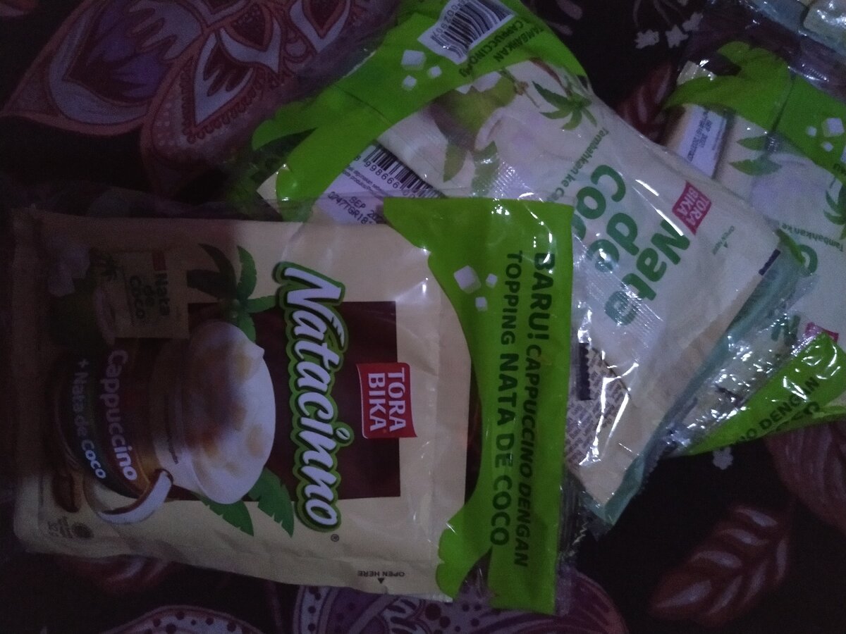 Натачино - порционный кофе, в упаковке два пакетика: один с капучино, другой - с nata de coco