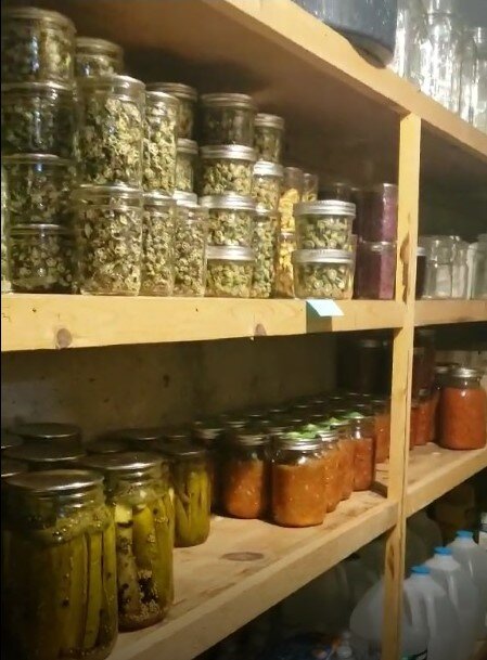 Вот такой американский погребок, где хранятся нужные продукты и вещички. Фото автора