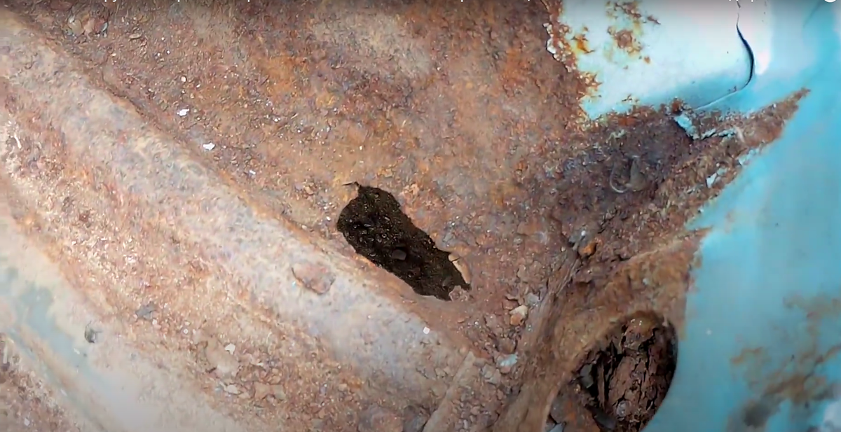 Дырка под пассажирским сиденьем