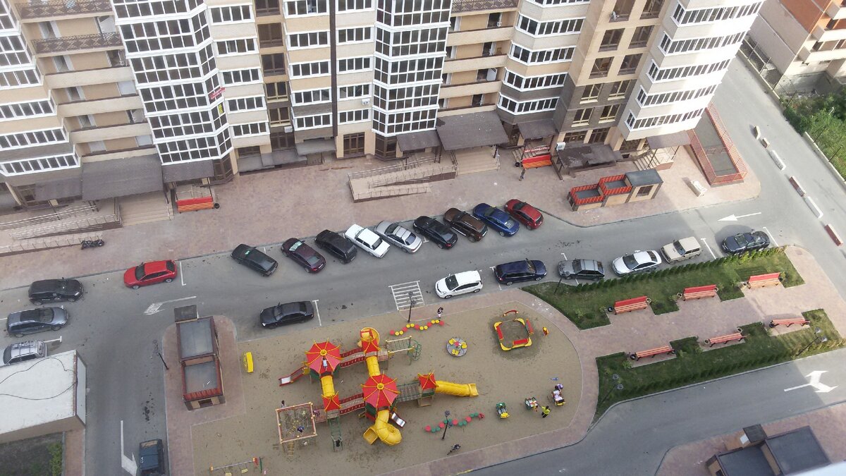Наша квартира была на 17 этаже. Вид с балкона во двор.