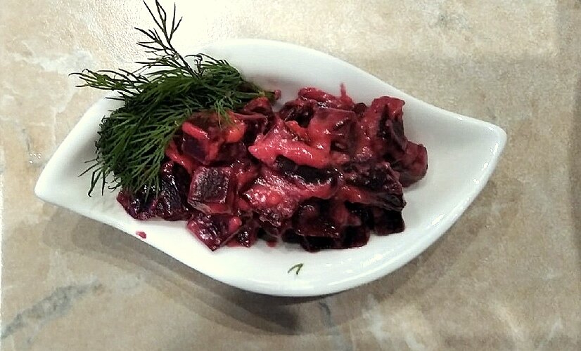 Свекла имеет мягкий вкус, благодаря деликатному молочному соусу. 