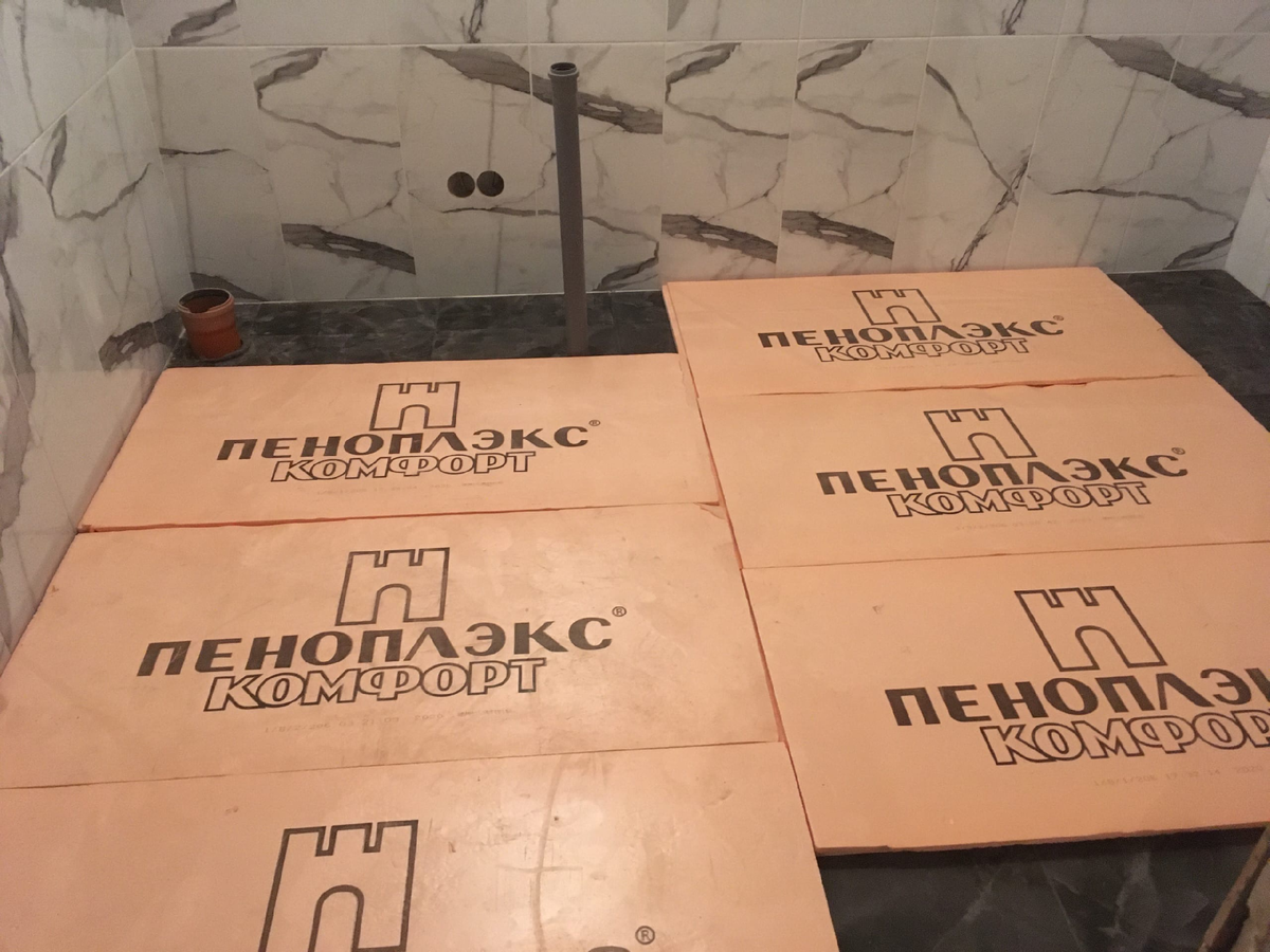 в углу труба, подлежащая замене