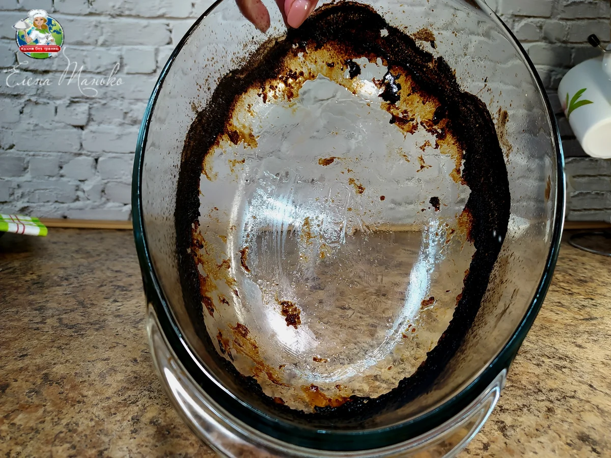 Но много и тех, кто считаем меня плохой хозяйкой, которая никогда в жизни не слышала про фольгу, пекарскую бумагу и силиконовые коврики. Вот к примеру про эту форму меня спросили: "чем можно было так загадить форму?"   А мне вот интересно спросить: а что, кто-то умеет готовить свиные ребрышки так, чтобы посуда оставалась чистой?