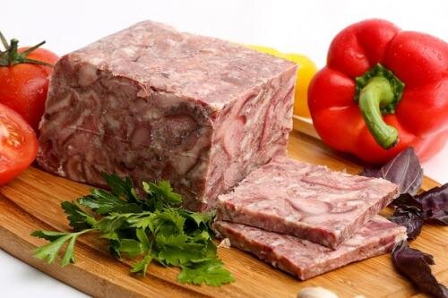 Прессованное мясо из свиной рульки