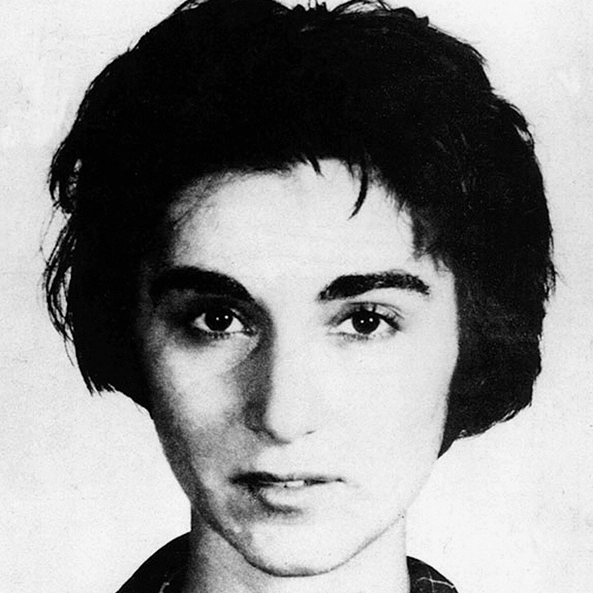 Китти Джоновезе. Её убийство в 1964 году положило начало исследование этому явлению, одно из названий "эффекта свидетеля" носит её фамилию