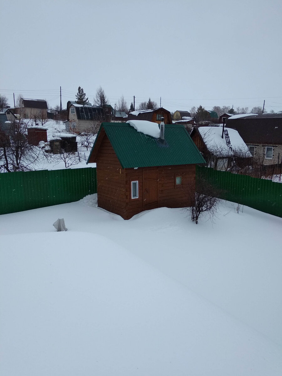 Наша банька на участке, ждёт лета)