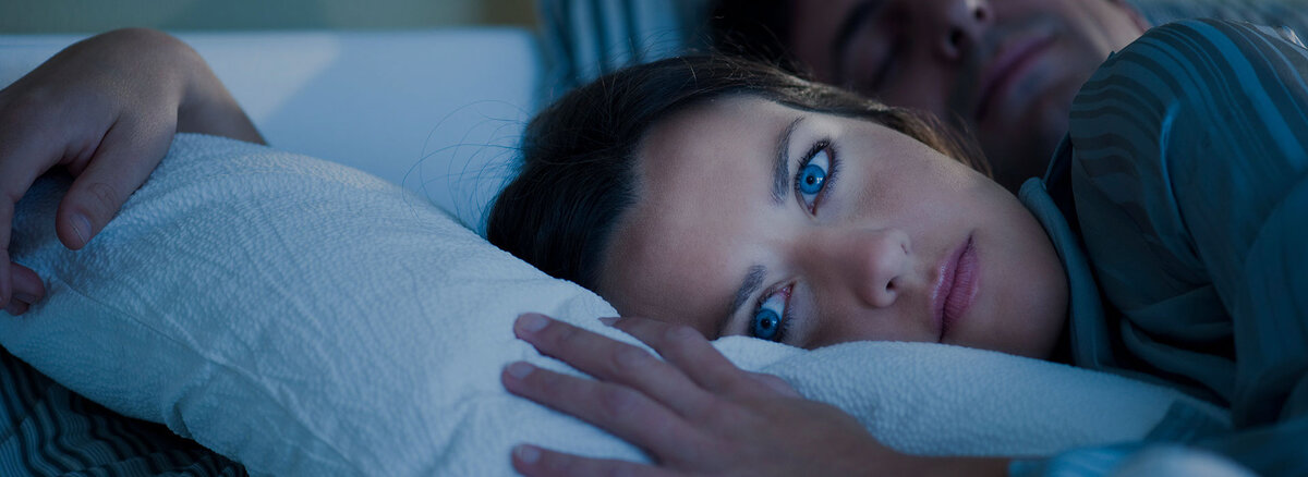 Как люди спят с открытыми глазами фото