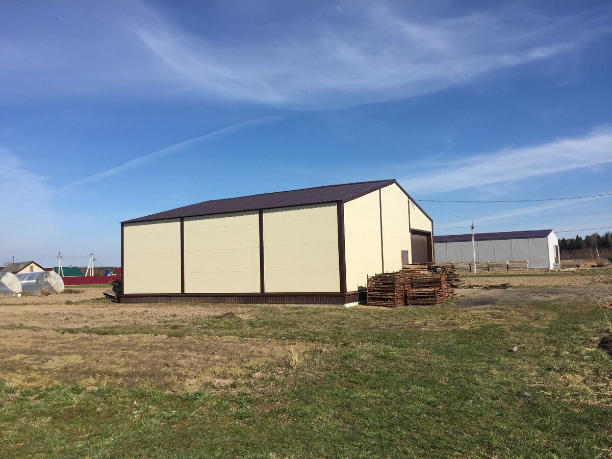 Так выглядит готовая, обитая коробка здания.