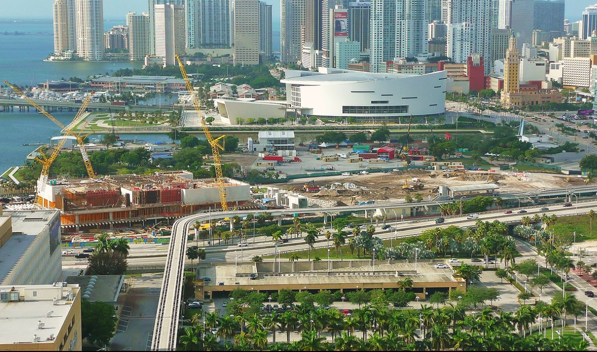 Вид на участок перед ареной клуба НБА «Майами Хит», где планировалось построить стадион клуба. Фото из открытых источников.