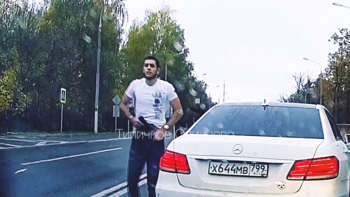 Что у него короля дорог в руках? 