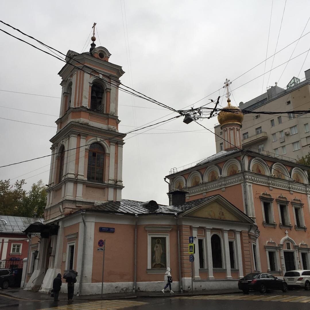 Воскресения словущего на успенском вражке москва. Храм Воскресения Словущего на Успенском Вражке масоны. Храм Воскресения Словущего на Успенском Вражке картина. Храм в Брюсовом переулке 15 пожар в 80 годы.