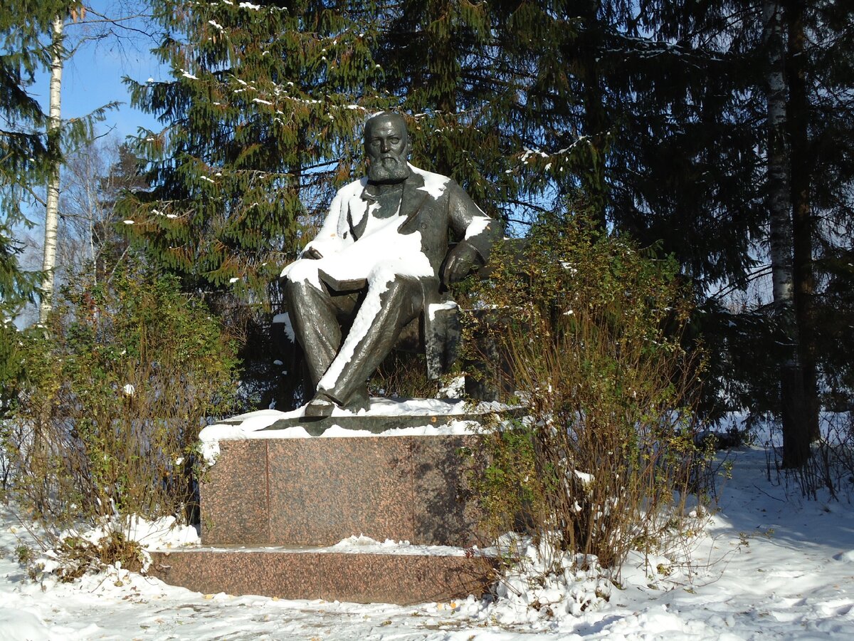 Памятник А.Н.Островскому в его любимом имении