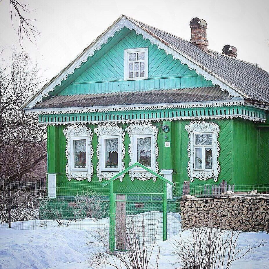Деревенский дом зеленого цвета. Деревенские дома. Деревенский домик. Домик в деревне. Милый деревенский домик.