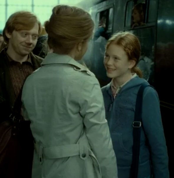 Рон и Гермиона провожают Роузи