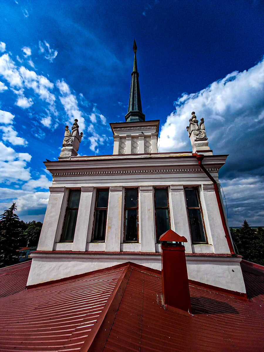 Вид на крышу и тот самый шпиль