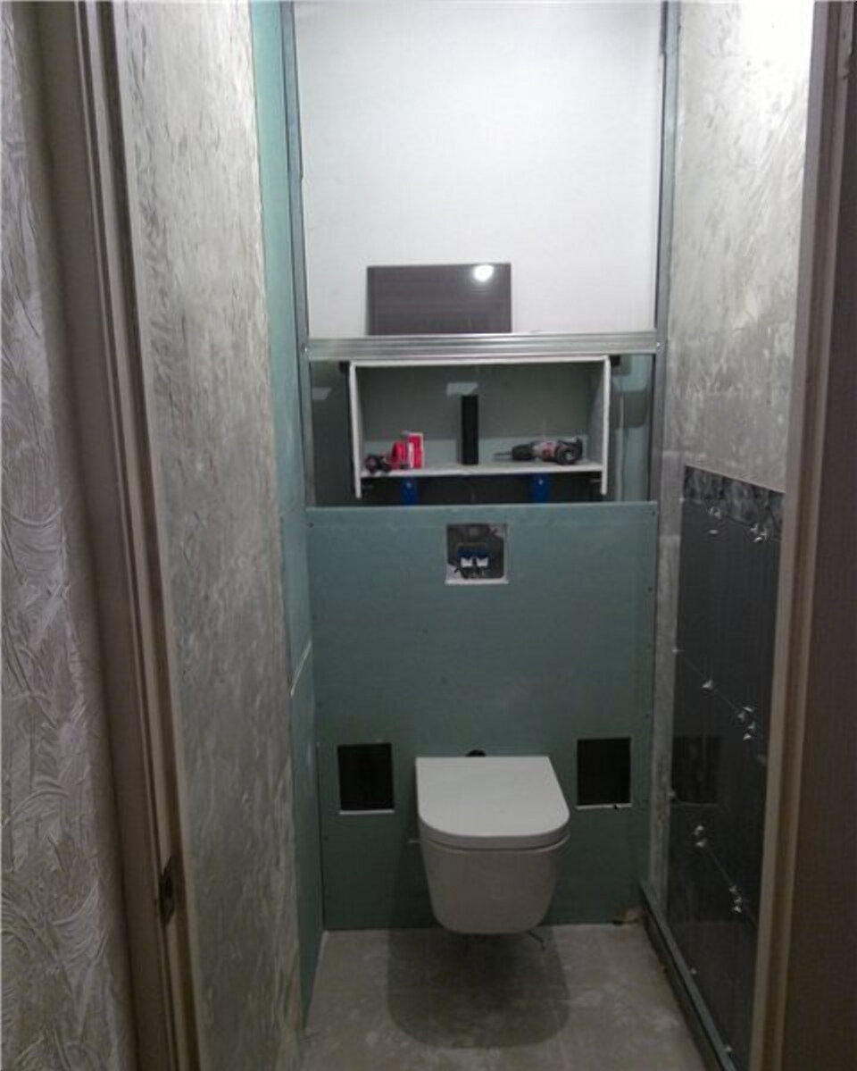 В этом случае толщина ниши за унитазом порядка 200 мм - стоит учитывать это при покупке, не все могут позволить себе такую "экономию" пространства