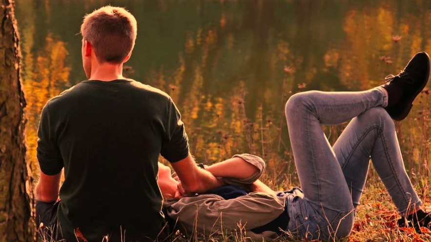 Источник: https://pixabay.com/ru/photos/пара-осенью-вечернее-солнце-природы-3798371/