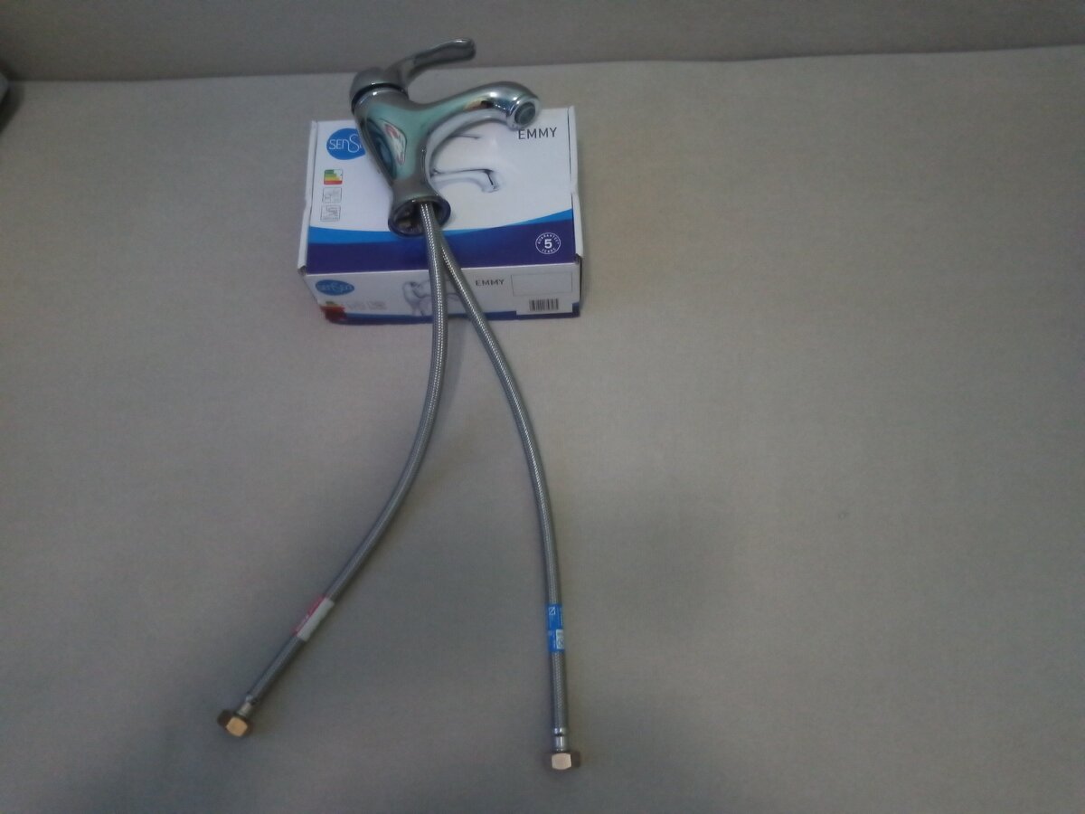 Кран для раковины в душевой.