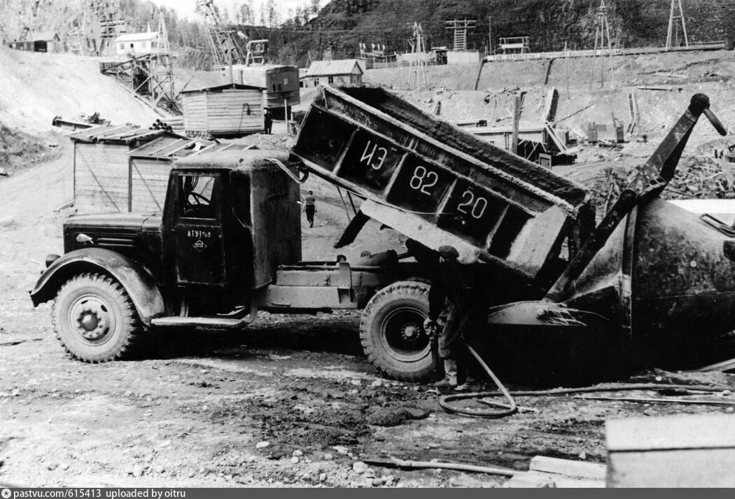 Грузовик участвовал во многих комсомольских стройках!
