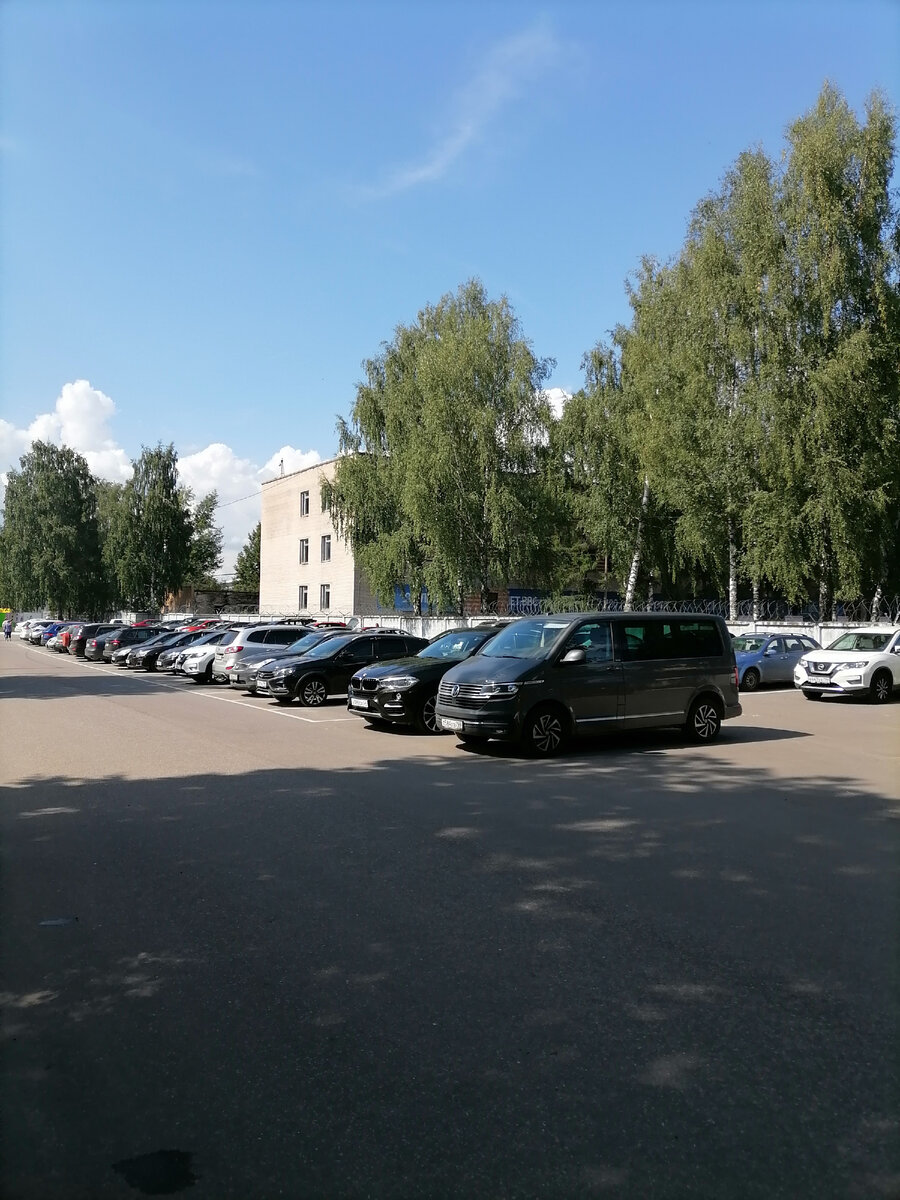 Парковка перед ЦМ ВВС МО РФ.
