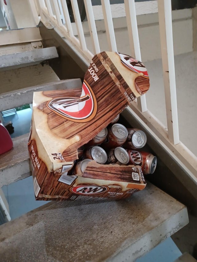 Источник: https://www.reddit.com/r/mildlyinfuriating/comments/p6feph/i_have_3_flights_of_stairs_to_go/