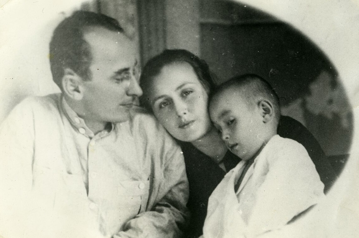 Лаврентий Берия, жена Нино и сын Серго. Фото: https://v-georgia.com/wp-content/uploads/2020/06/nino-gegechkori.jpg