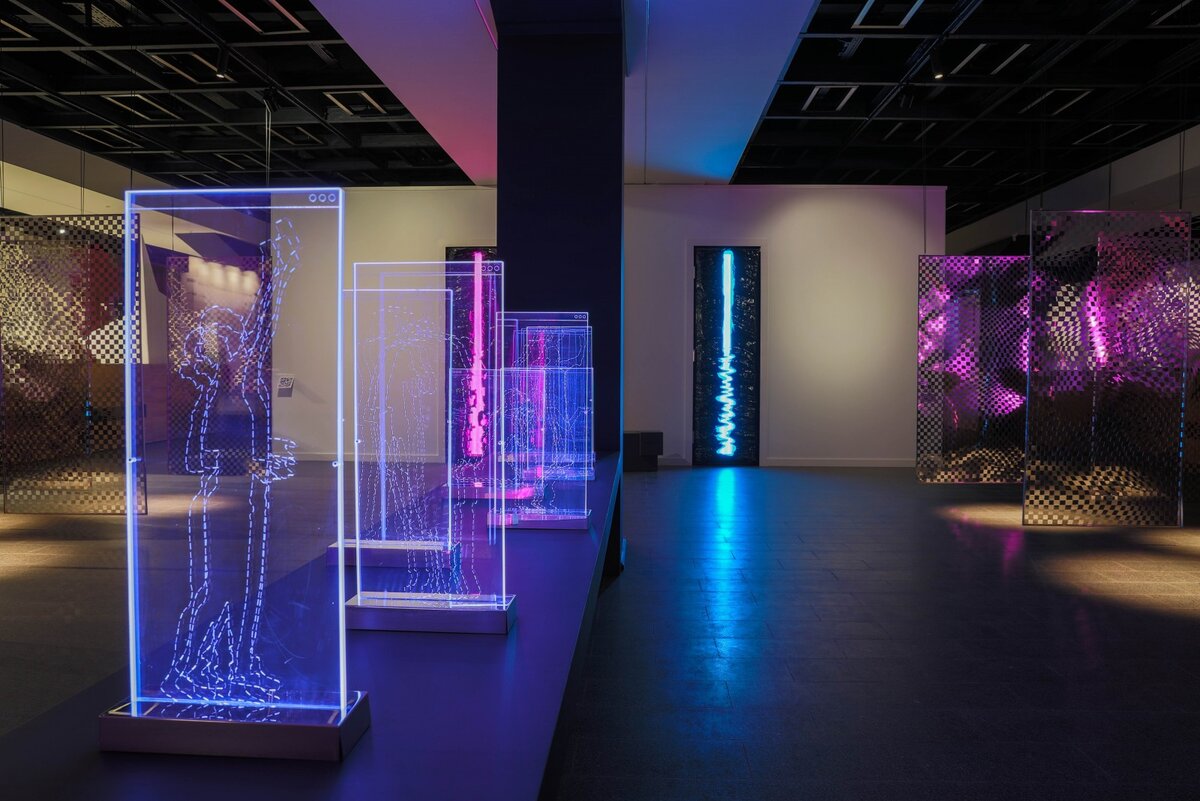 Recycle Group. Присутствие, 2021 Вид инсталляции в ЦВЗ «Манеж», Санкт-Петербург. Светодиоды, металл
Фотография: Ирина Колпачникова. Предоставлено художниками